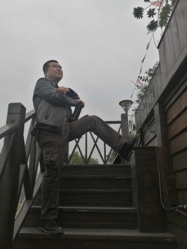 孤单背影的第一张照片--驻马店相亲服务中心