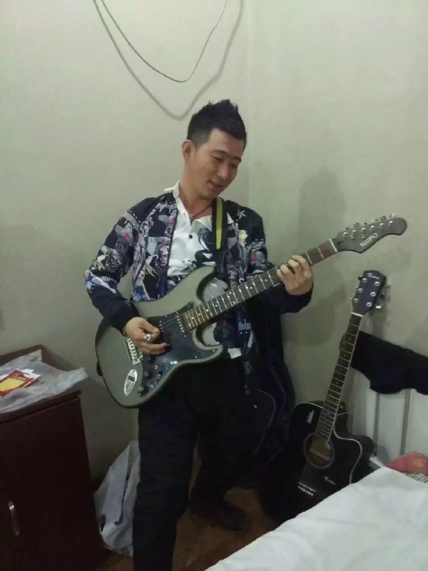 小吉他的第一张照片--驻马店相亲服务中心