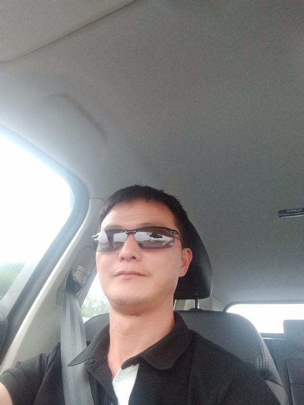 孤独的男人的第一张照片--驻马店相亲服务中心