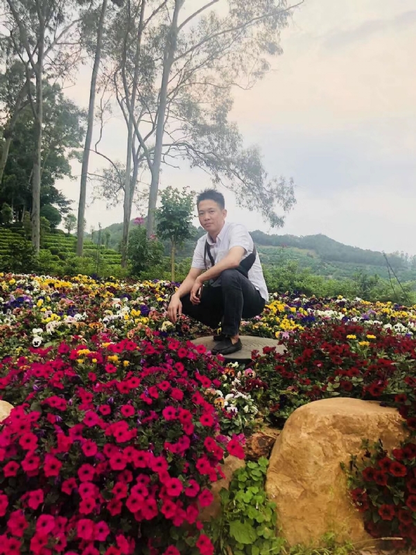 小郑的第一张照片--驻马店相亲服务中心