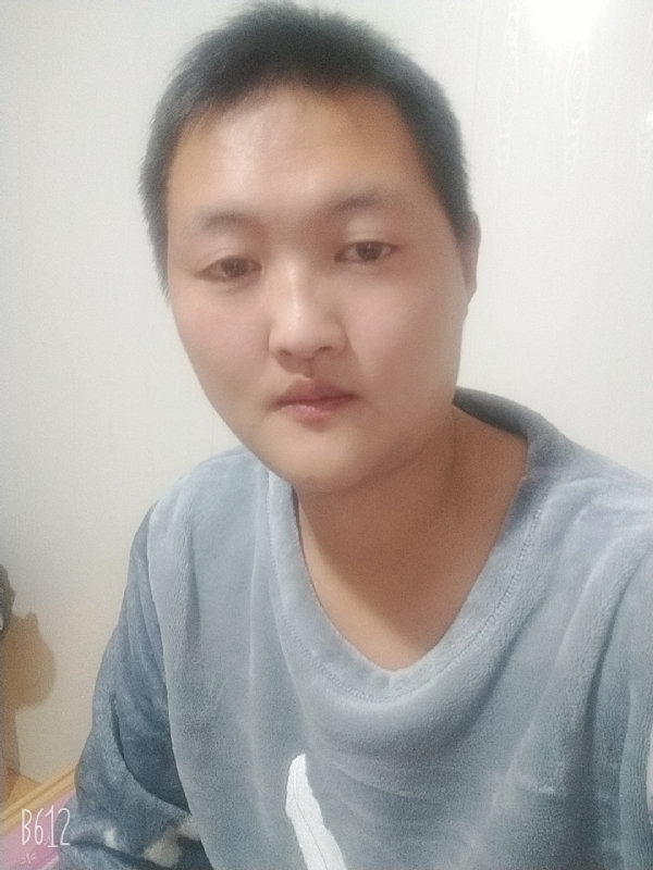 烟圈里透着伤的第二张照片--驻马店相亲服务中心