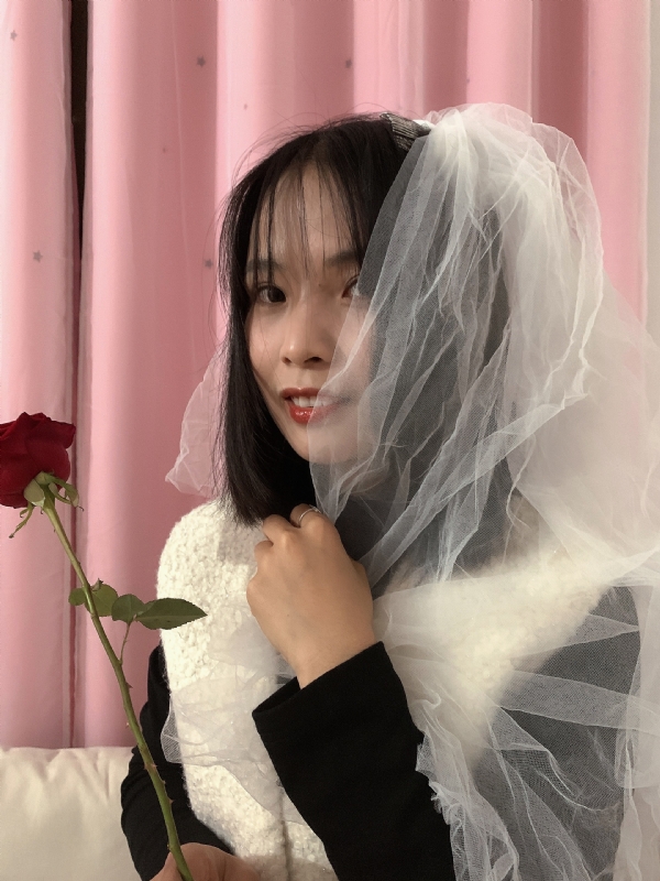 持紫菜包饭的女孩的第一张照片--驻马店相亲服务中心