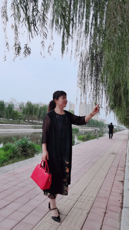 周本玲的第一张照片--驻马店相亲服务中心