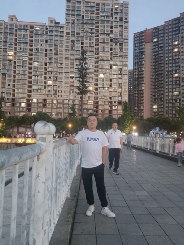 寂寞的男人的第一张照片--驻马店相亲服务中心