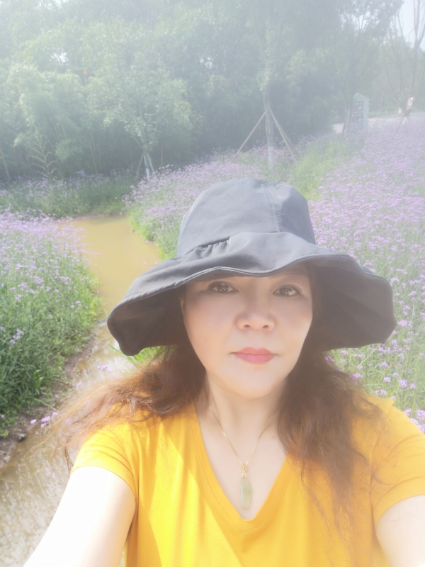 宛霞的第三张照片--驻马店相亲服务中心