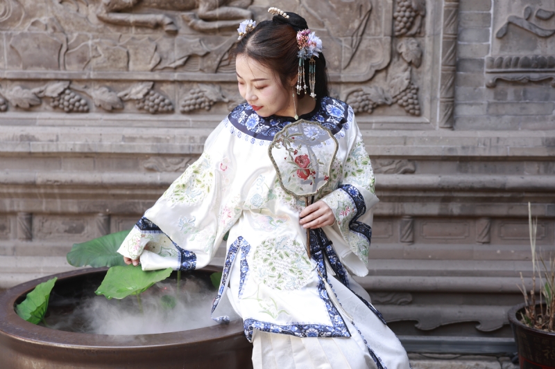 认真的雪的第一张照片--驻马店相亲服务中心